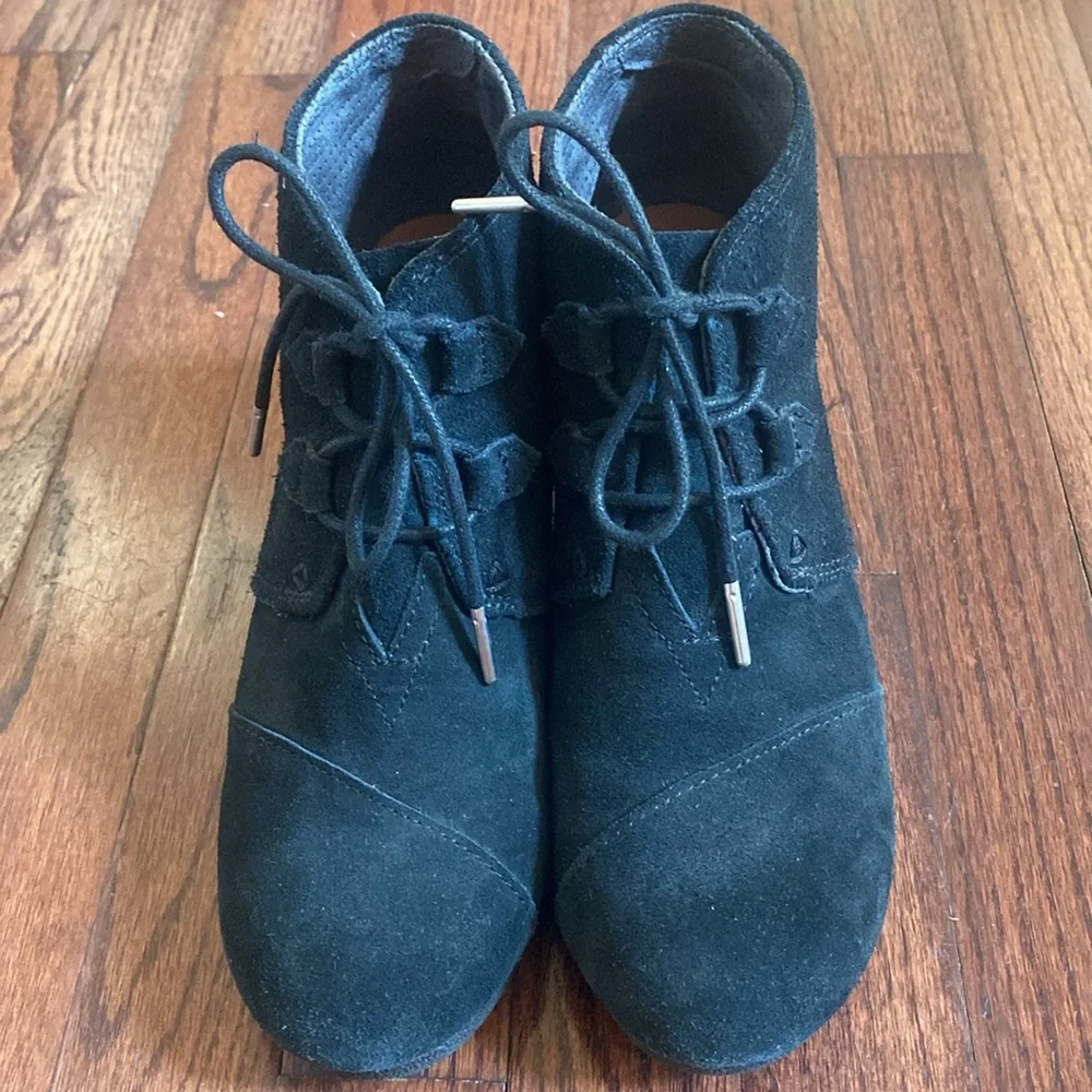 Toms Kaia Wedge Black Suede Booties - Picture 4 of 13